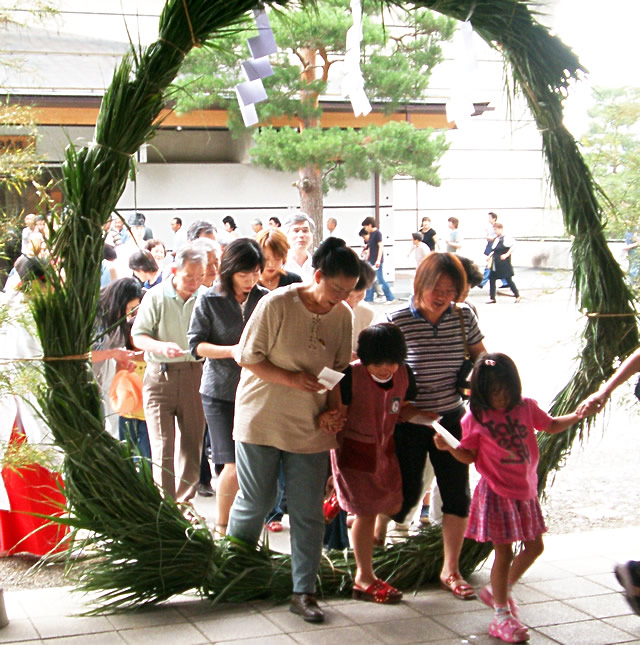 6月30日午後5時　夏越の大祓　茅の輪くぐり