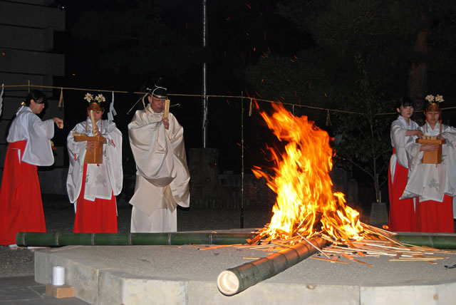 9月23日 午後6時 御神火祭