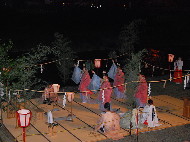 8月16日午後７時、宮前橋下の河川敷にて神事を執り行い、櫻山の舞が奉納される。