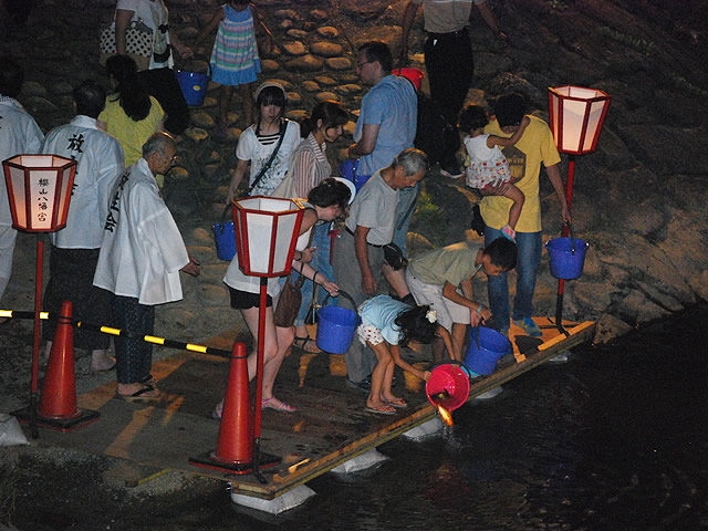 約1000人の氏子・崇敬者があつまり放生会に参加する。壱千円の放生券で魚を一匹バケツに受け取り、宮川に放生できる。