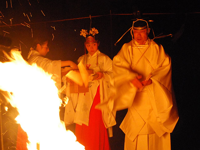 (秋分の日) 御神火祭